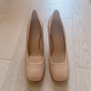 US 8M Stuart Weitzman Square Toe Cream Pumps 💗💗 Never worn 💗💗
